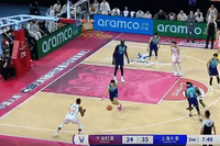 手感依旧！上海新外援弗格底角三分命中 赵建树飞扑不及送加罚