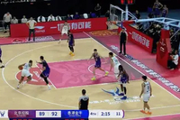 悬念回来了！阿诺斯克突破失误 里勒抢断反击飞奔上篮追到差1分