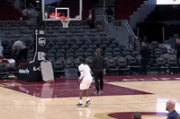 苦中作乐加兰赛后加练 命中三分后大跳庆祝