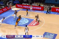 有点危险！孟天艺吃饼上篮 亨特防守失衡直接拽翻前者被吹违体