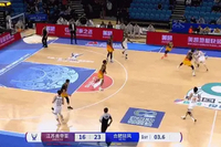 这球咋进的？阿格拉瓦尼斯跌跌撞撞 顶人强投打板压哨长两分！