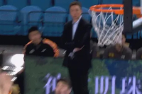 希望无大碍！闫实拼抢篮板时被打到脸部 眼睛周围出血