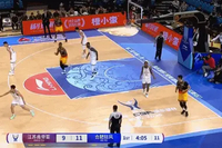 贾尔斯传球失误&麦考伊抢断试图反击 贾尔斯拉拽球衣违体犯规