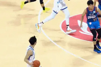 太高了！王凡懿速推反击 助攻法尔篮下转身轻松单臂站扣！