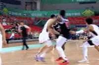 差劲！曾繁日半场4投0中一分未得 有2失误2犯规