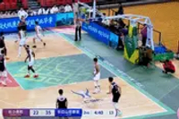 问题不大！崔晋铭和汉普顿争抢时发生小摩擦 裁判及时分开