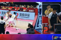 是好球！巴尔文背打杨文学突破上篮强打2+1 四川挑战挥肘失败