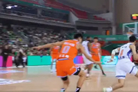 太危险了！伊力福拉提突破被邹阳犯规 横拍摔在地&好在无碍