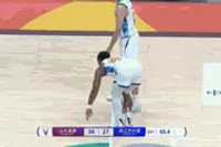 一瘸一拐！广厦外援塔克绕掩护被撞膝盖 难以坚持被换下