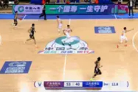 希望没事啊！吴羽佳防守被萨姆纳击中腹部 痛苦倒地