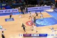 不在状态！奎因半场10中4拿到8分 有3失误4犯规