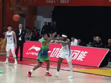这球够难的！翟晓川滞空失衡随手一抛 皮球打进博得2+1