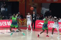 这球够难的！翟晓川滞空失衡随手一抛 皮球打进博得2+1