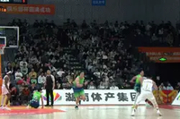 手起刀落！陈盈骏晃开防守人三分出手 皮球入网压哨命中