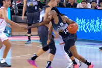 冷血杀手！摩尔突破吸引包夹分球 姜伟泽底角大空位三分反超！