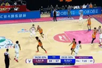 用力过猛！上海抢断反击古德温送直传 洛夫顿晃开防守空篮扣飞了