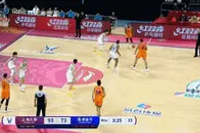 摧枯拉朽！洛夫顿转身挤过防守 腾空暴起双手灌筐