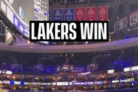 原味收藏！费城球迷赛后守候詹姆斯 老詹将毛巾 手环赠予球迷