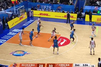 终于来了！郭艾伦借掩护罚球线中投弹进 拿到个人本场首分！