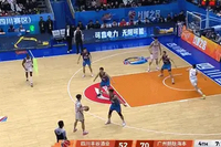 这球不应该！徐昕内线吃饼翻身单臂扣篮扣飞 好在袁照耀补进