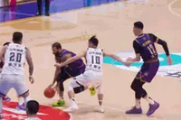 不利消息！陶汉林篮下补防领到个人第五次犯规下场