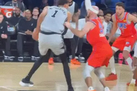 文班被连切两刀+推腰依然命中！卡秃拍他屁股表达认可