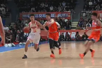 顶牛了！杨阿力与贾尔斯篮下冲突双双吃T