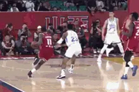 想致敬卡特？迪亚洛骑扣宁鸿宇可惜砸飞 后者倒地磕到头