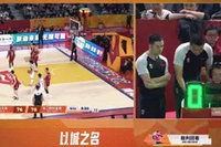 危险动作！张宁挤掩护造成约翰逊膝盖反关节 裁判回看给普通犯规