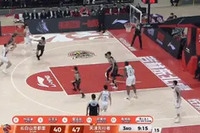 打出气势！姜伟泽断球反击脑后传球 威尔逊跟进滑翔飞扣