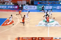 孙铭徽反击脑后助攻桑普森转身上篮2+1 曾凌铉拉拽球衣还被判违体