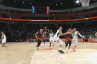 但愿无碍！邹雨宸防守落地90度崴脚 被搀扶下场