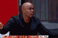 不乐意了！徐昕篮下不中抢板犯规 广州主帅不满吃T