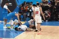 媒体人：徐杰被队友背着回酒店 脚上啥也没有 没什么大问题