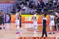 动作不小！黄荣奇防守卡位时挥肘 被吹违体犯规