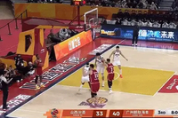 这是什么操作？迪亚洛发底线球给刘传兴直接出界失误 二人都愣了