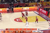 关键！徐昕先积极掩护 再冲内线隔着刘传兴单臂补扣摁进篮筐！