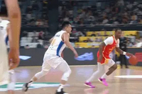 再热热身？塔克强攻造犯规 趴地上顺势做起俯卧撑