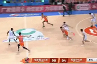 秀翻车了！曾凌铉反击三打一不看人传球直接传出界 主教练很生气