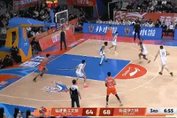 一马平川！齐麟抢断特莱斯横传直接反击 奔袭上演单臂滑翔暴扣