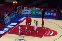 2+1变2+2！约克抢断就地中投2+1 罚球时徐昕摸筐干扰球送2分！