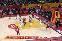 林庭谦3犯了！诺威尔首节最后一攻自投自抢补篮压哨造成犯规