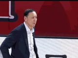 被吹麻了！迪亚洛篮下接球被犯规 天津主帅不满吃T