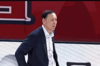 被吹麻了！迪亚洛篮下接球被犯规 天津主帅不满吃T