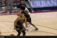 可惜啦！王俊杰关键断球冲前场但分球也被断 时间走完双方进加时