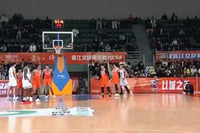 边线球也不难呀！林庭谦发边线球直接助飞大卫·詹姆斯空接暴扣