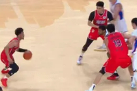 就是高啊！徐昕篮下接球在两人合围下仍旧打进并造犯规 加罚未中