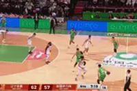 这也太强了！赵继伟弧顶胯下回拉命中三分&抢断上空篮打停新疆