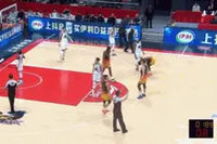 没必要啊！鲍威尔篮下未交球给裁判 直接扔出底线吃T