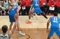 对位23年22号秀！杨瀚森背打怀特黑德 体型差距太大对手无奈犯规